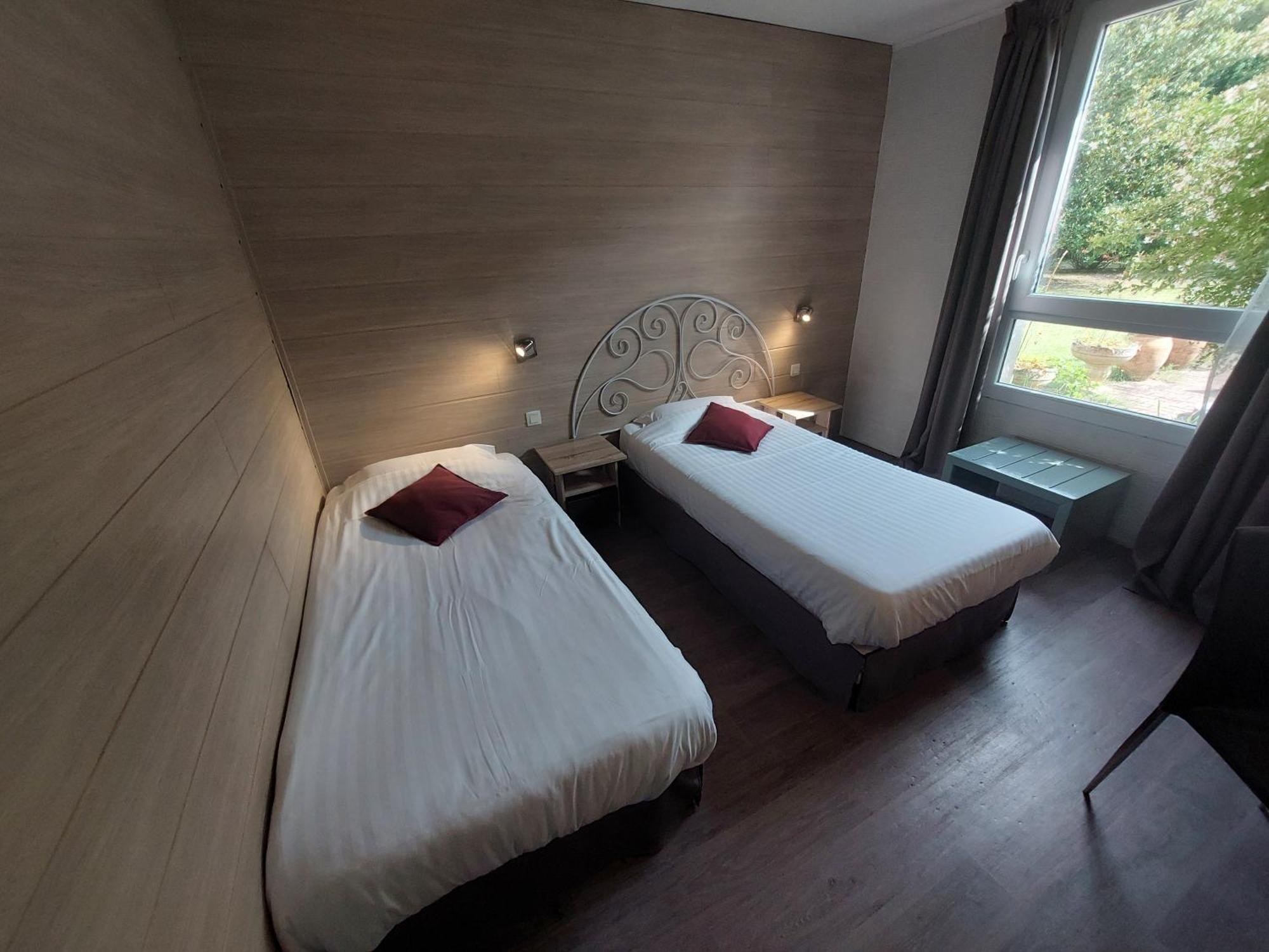 Logis Hotels - Le Pont Bernet - Hotel 2 Etoiles Et Restaurant Le Pian-Medoc Luaran gambar