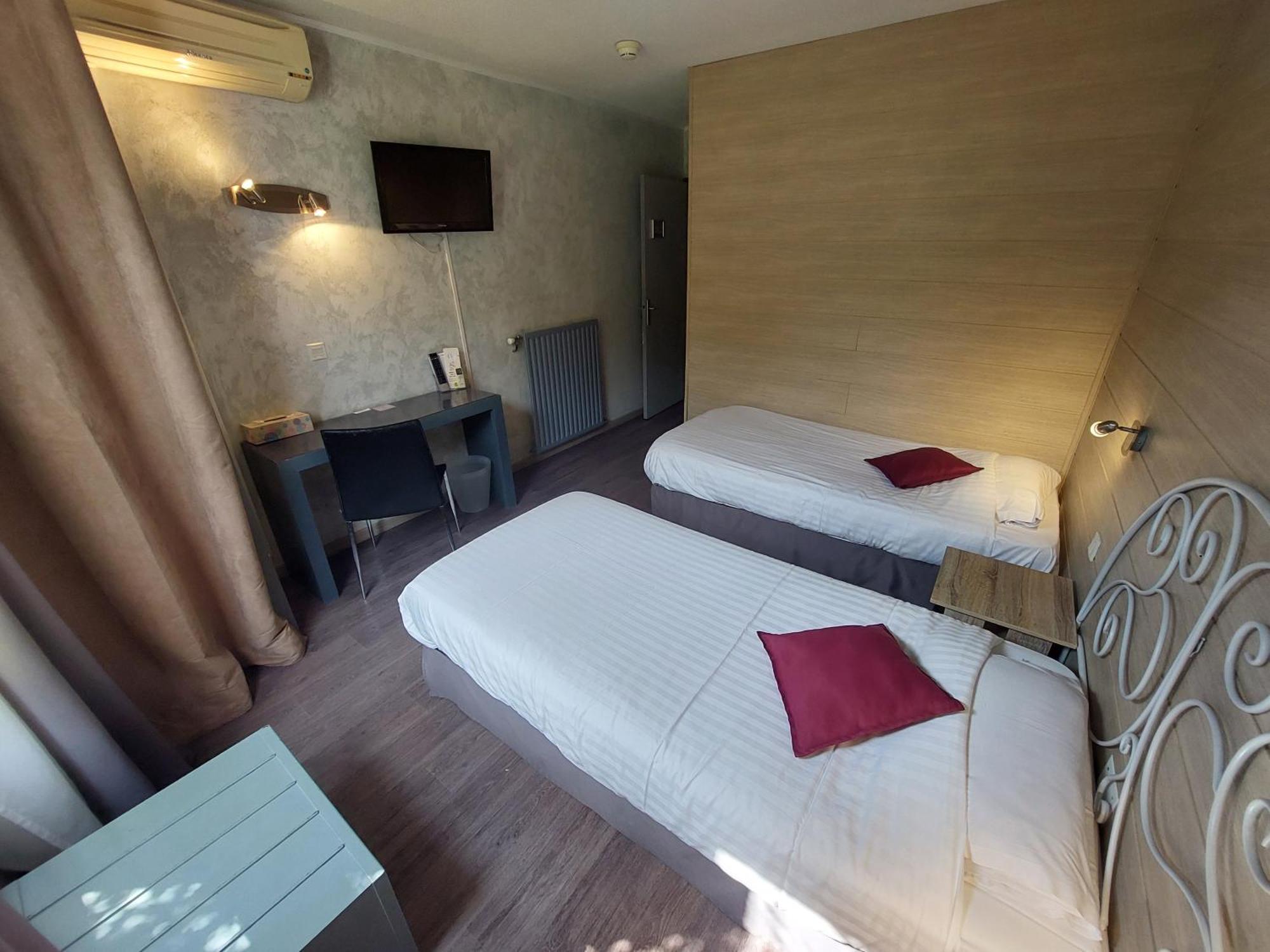 Logis Hotels - Le Pont Bernet - Hotel 2 Etoiles Et Restaurant Le Pian-Medoc Luaran gambar