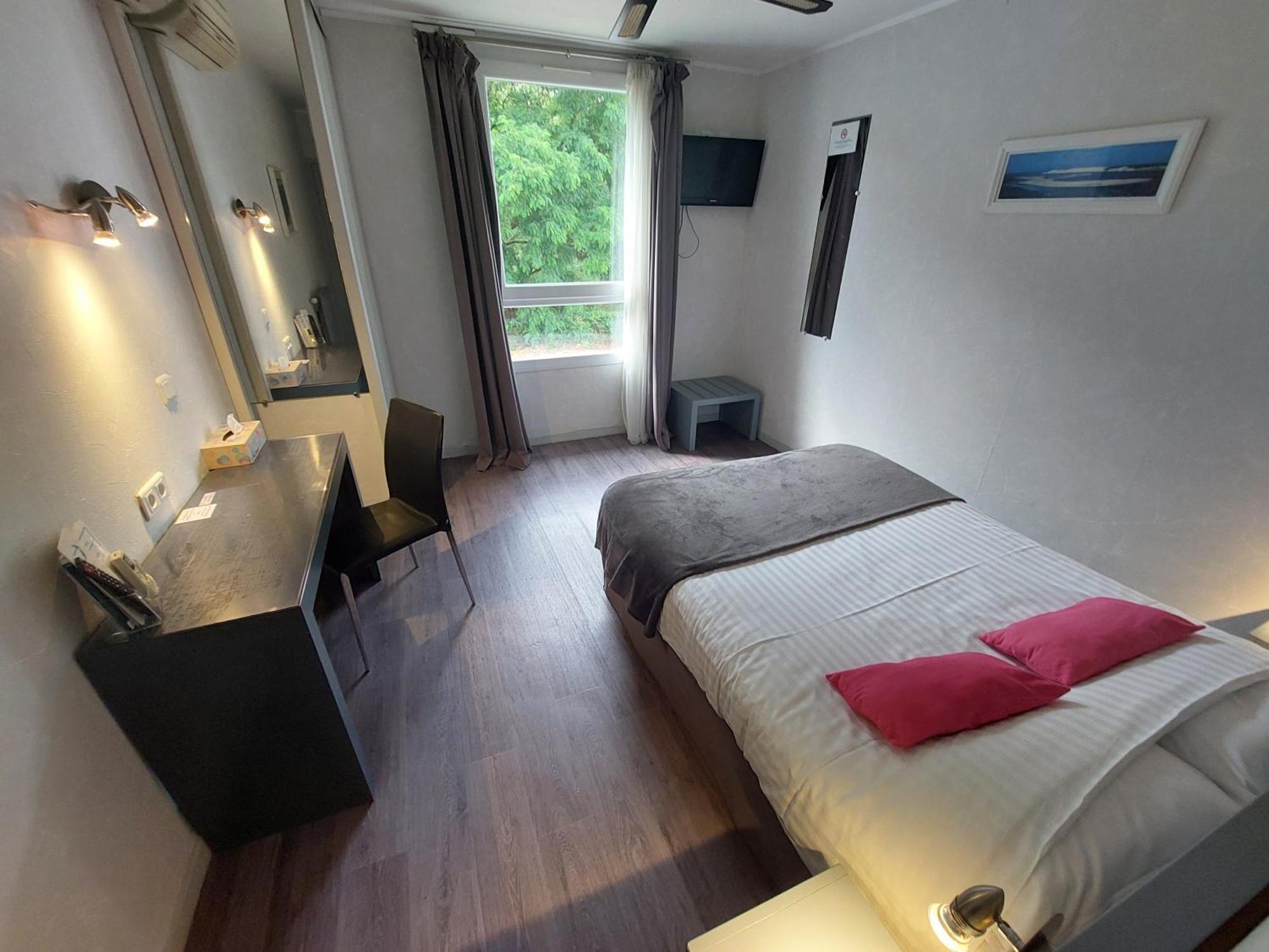 Logis Hotels - Le Pont Bernet - Hotel 2 Etoiles Et Restaurant Le Pian-Medoc Luaran gambar