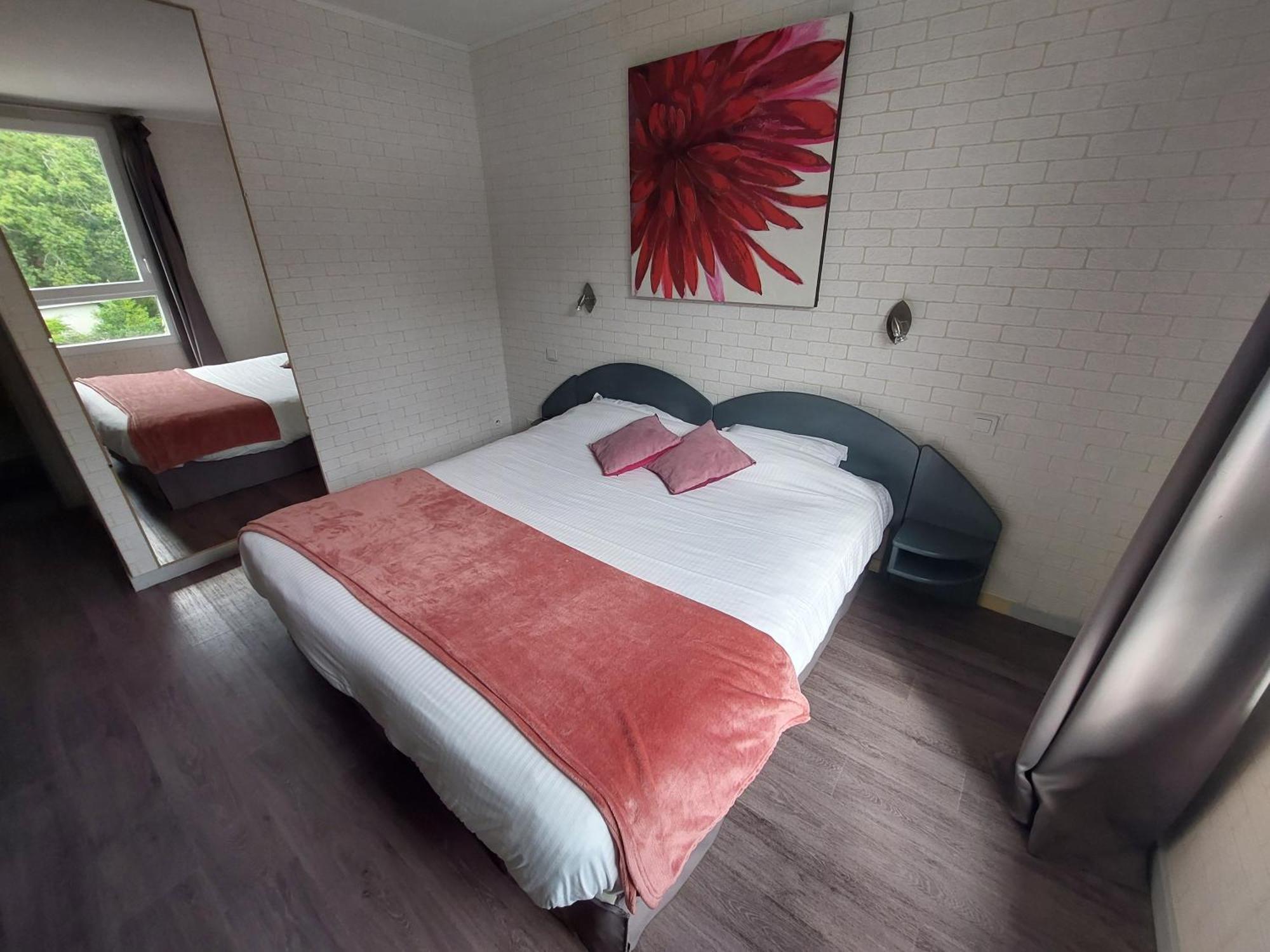 Logis Hotels - Le Pont Bernet - Hotel 2 Etoiles Et Restaurant Le Pian-Medoc Luaran gambar