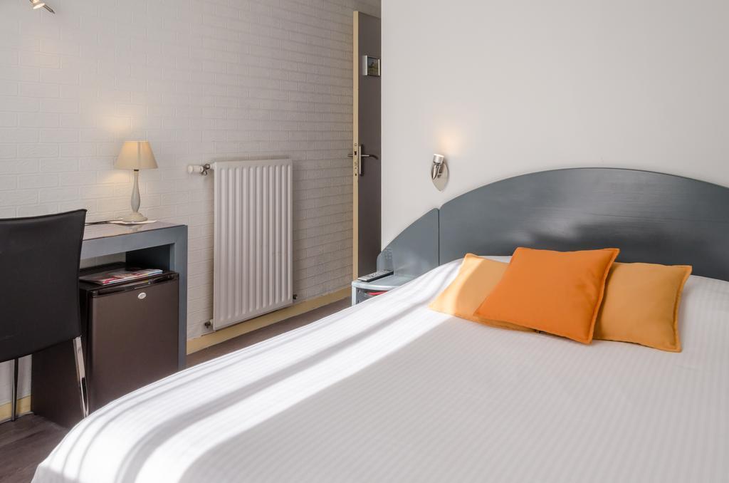 Logis Hotels - Le Pont Bernet - Hotel 2 Etoiles Et Restaurant Le Pian-Medoc Bilik gambar