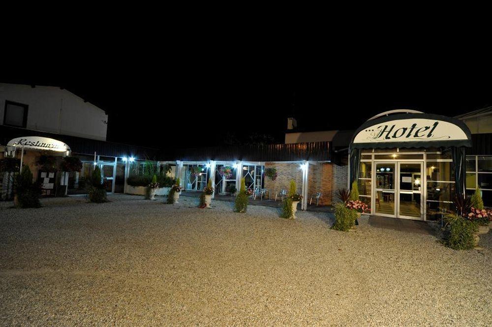 Logis Hotels - Le Pont Bernet - Hotel 2 Etoiles Et Restaurant Le Pian-Medoc Luaran gambar